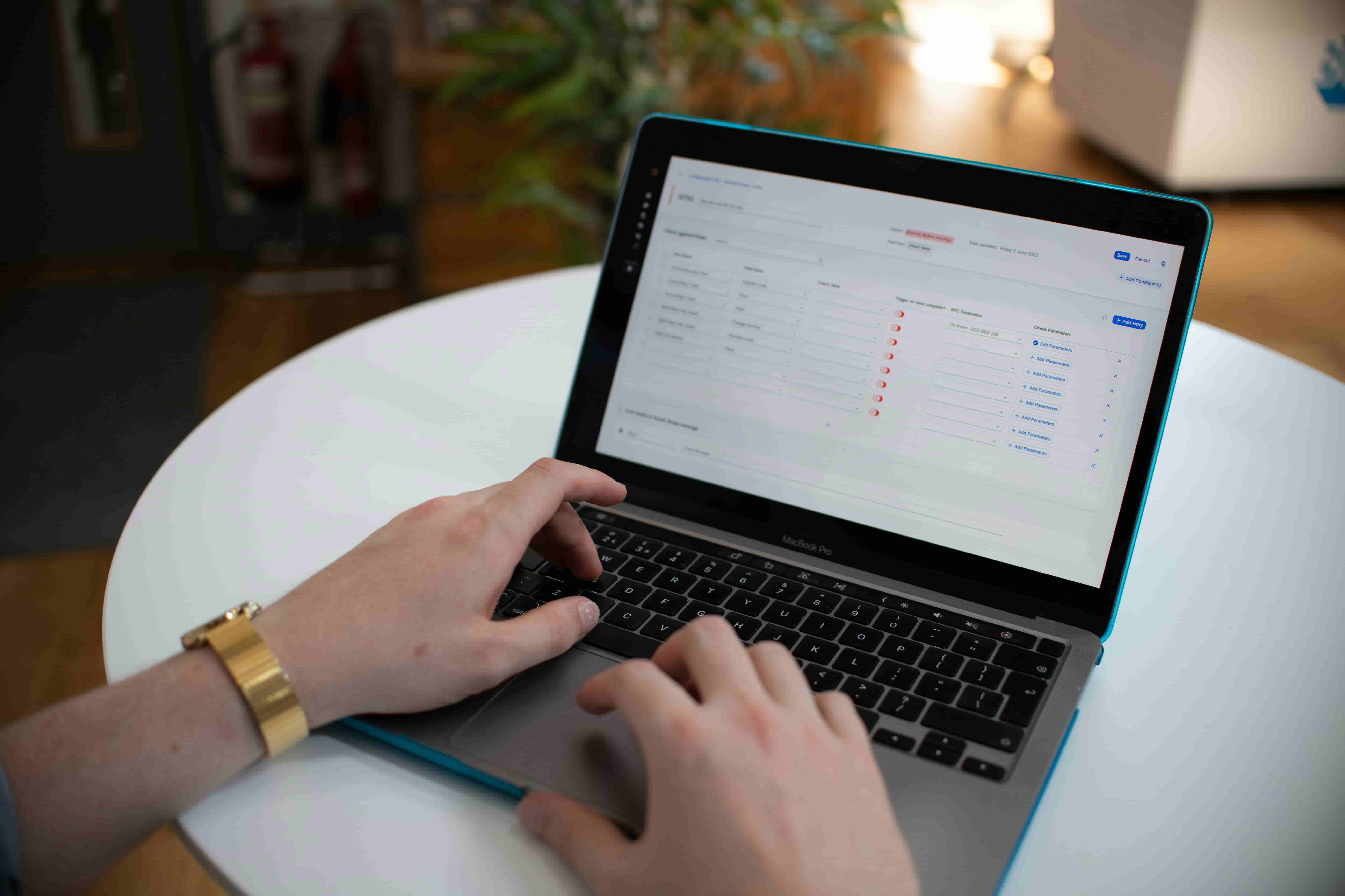 system-bpm-w-praktyce-branze-workflow-engine-integracje-roi Schemat systemu BPM z ikonami integracji ERP, OCR i Business Intelligence w firmie