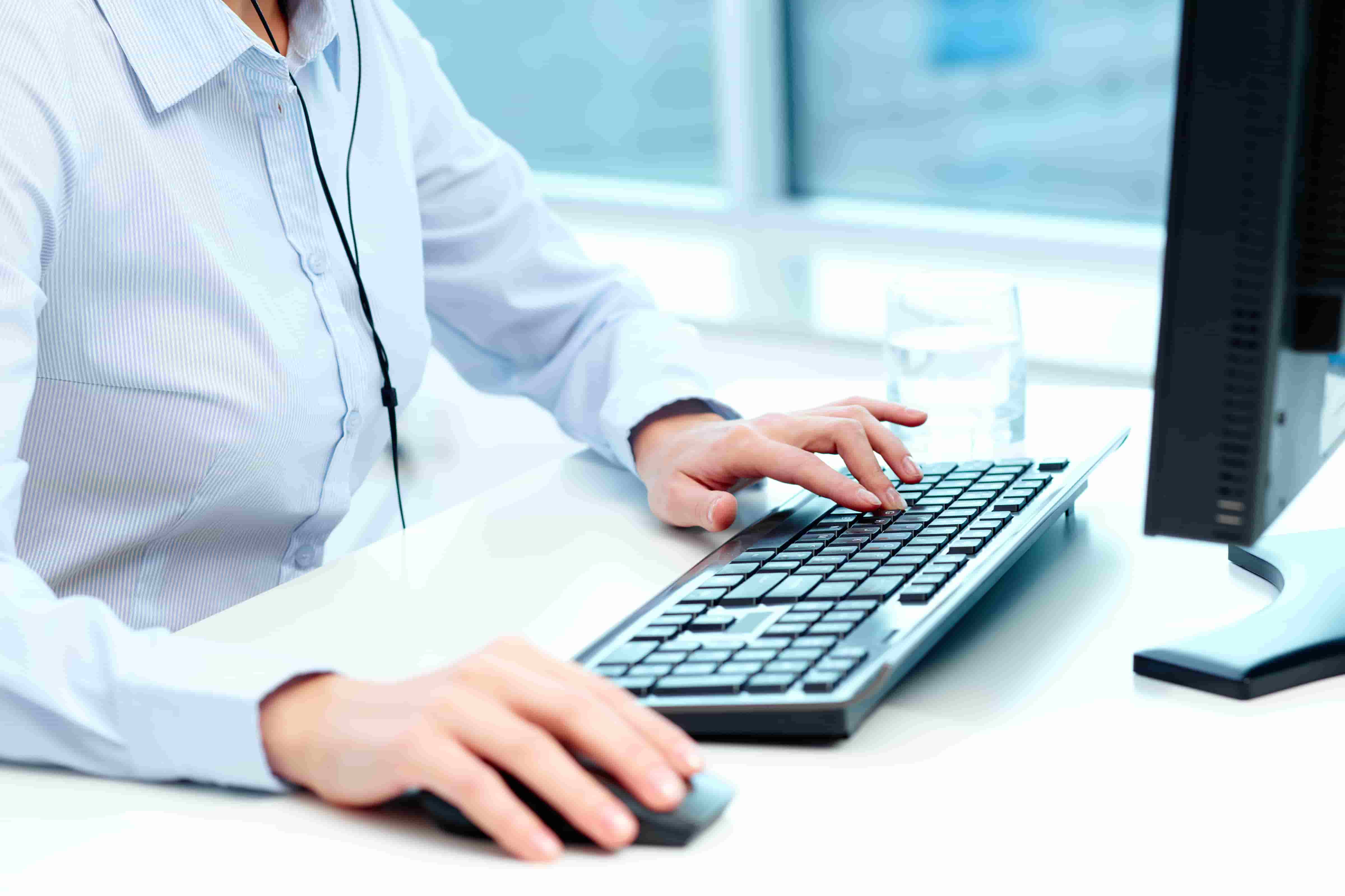 back-office-co-to-jest-zadania-funkcje-i-rola-w-firmie Kobieta pracująca przy komputerze - procesy back office w firmie