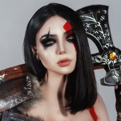 Nyvi Estephan 🎥🎮🎤