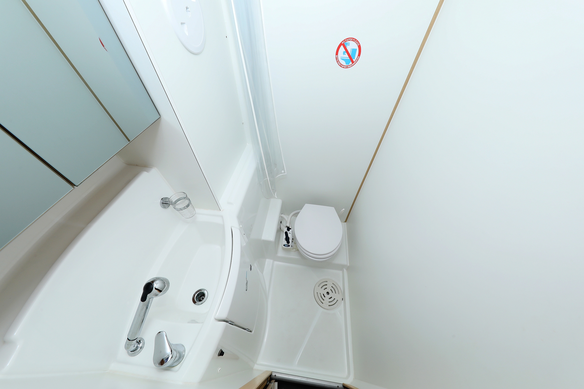 Lagoon 400 S2 - 4 + 2 cab. - Ladies First, picture 27