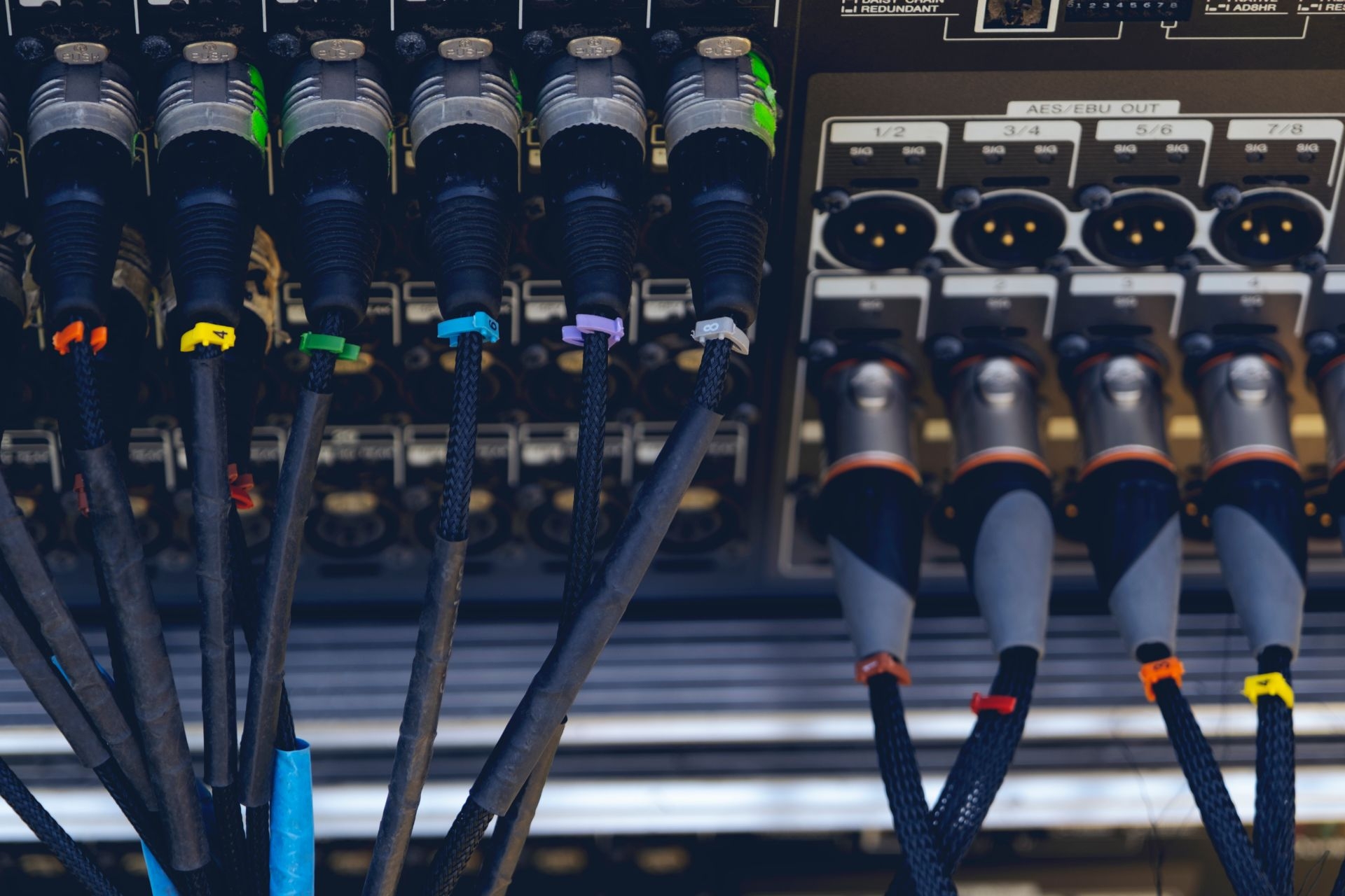 What are the advantages of using optical fiber audio cables over traditional copper cables in high-fidelity audio setups?