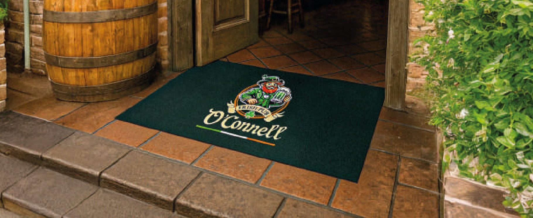 Zerbino intarsiato verde con logo di un pub irlandese davanti all'ingresso