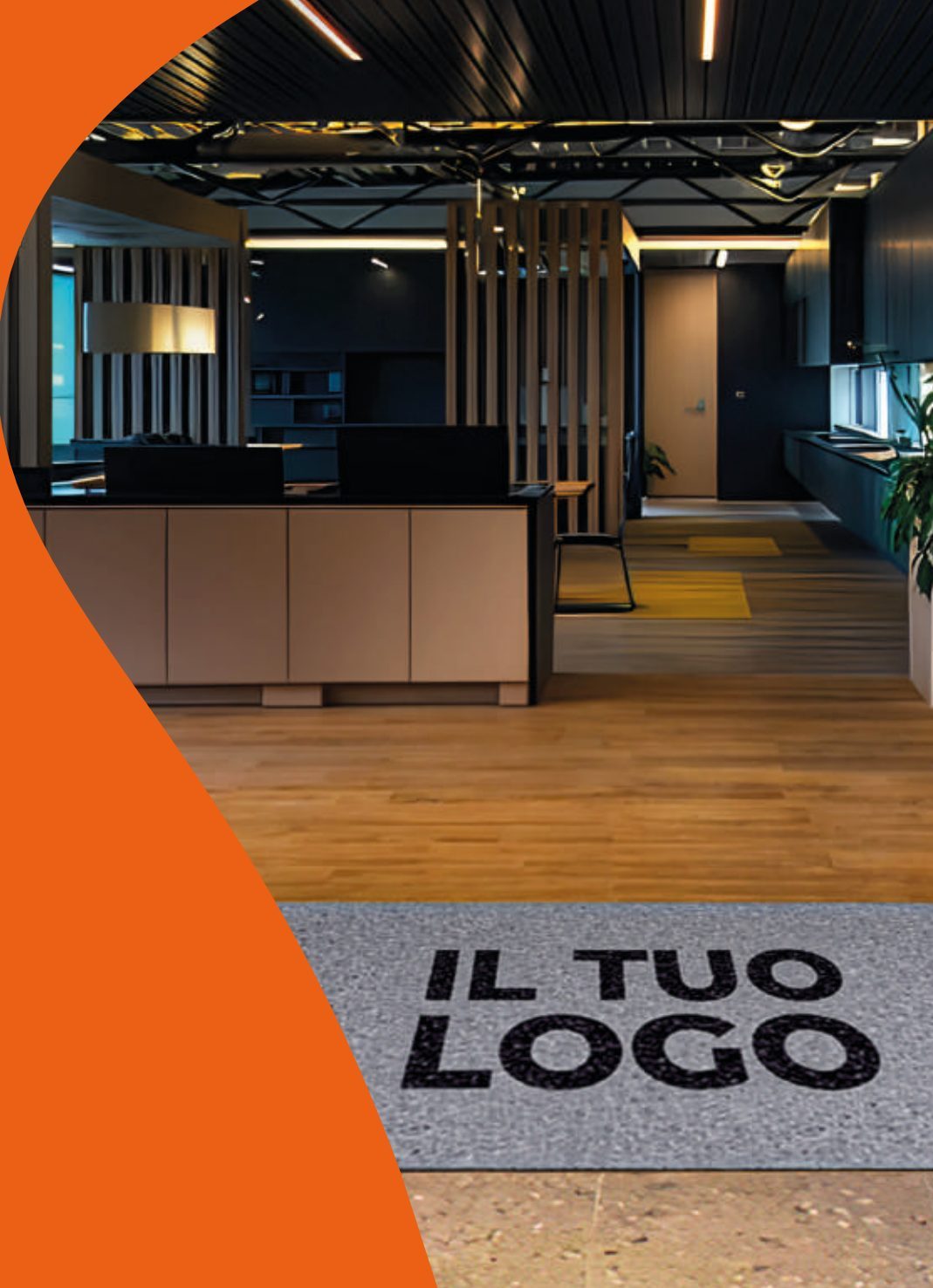 Ingresso di un ufficio con uno zerbino stampato con la scritta Il tuo logo