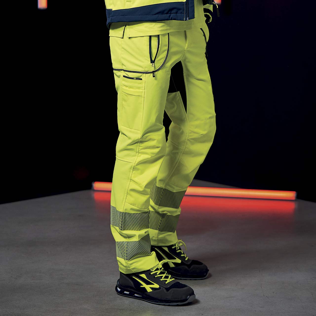 pantalone da lavoro upower modello ren colore yellow fluo indossato vista lato destro