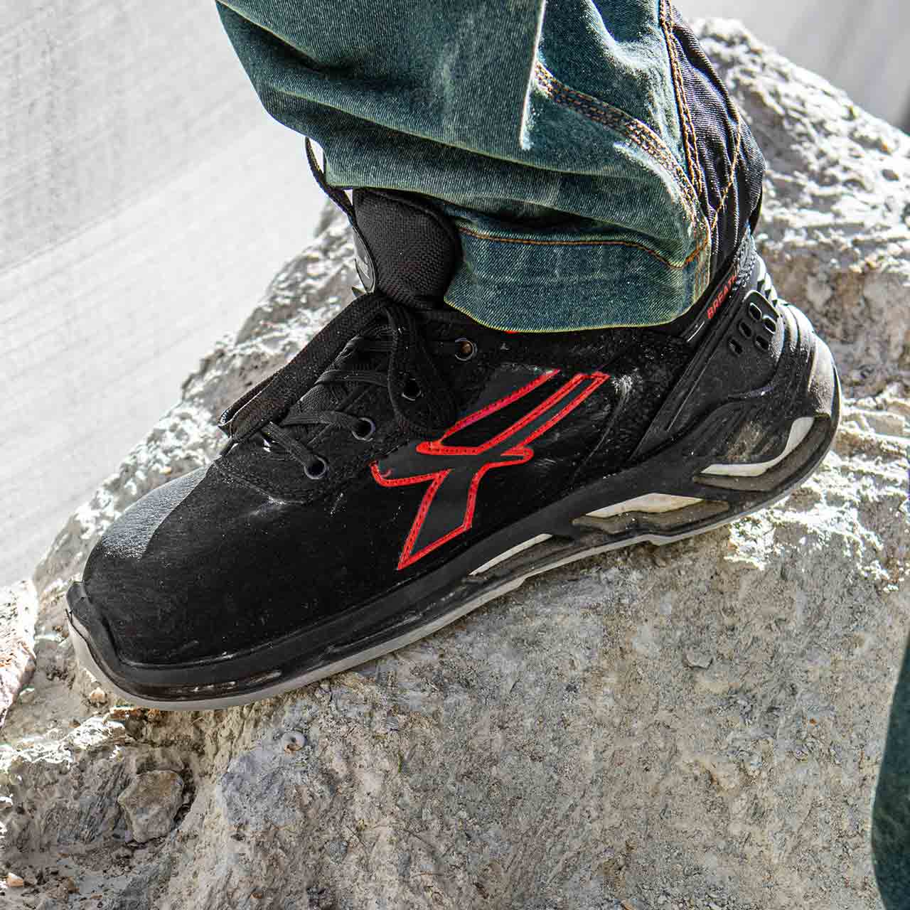 scarpa antinfortunistica upower modello tucker linea red360 indossata vista lato destro