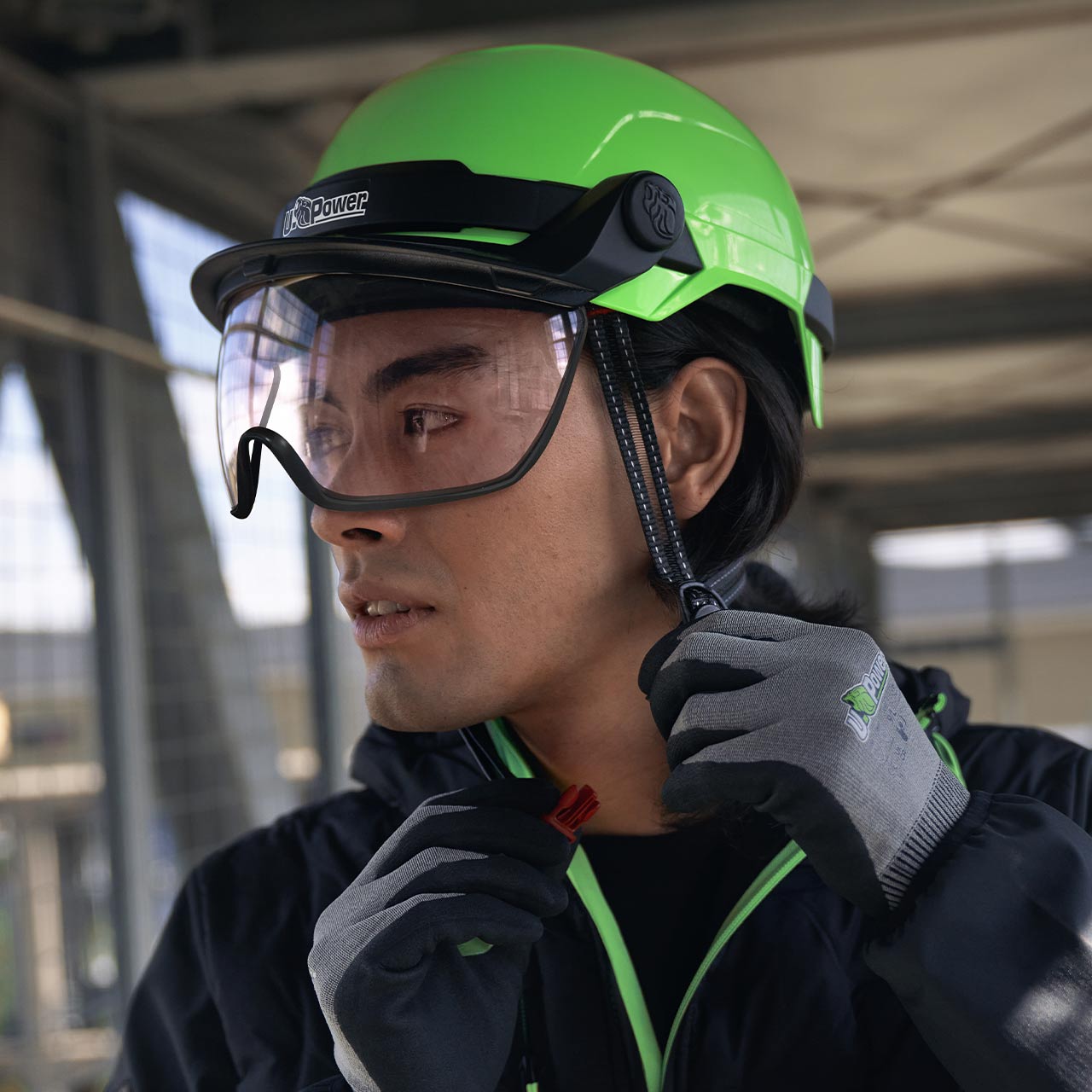 casco da lavoro upower modello antares colore verde fluo indossato vista frontale