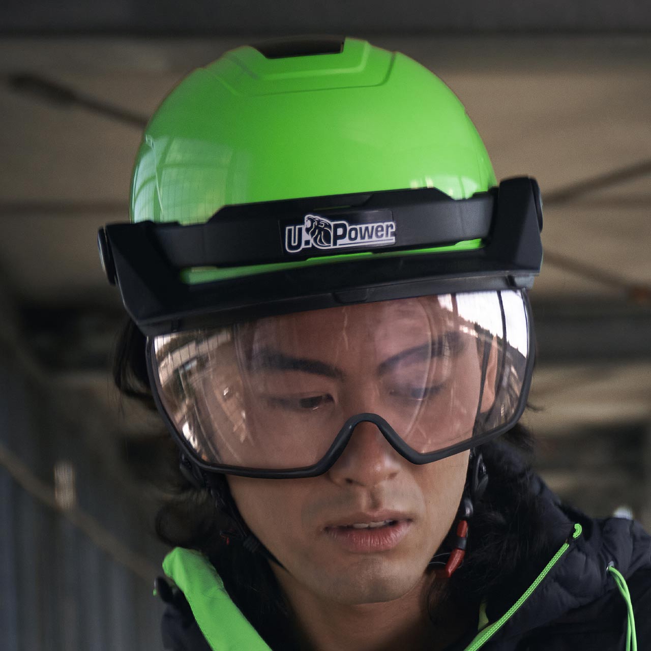 casco da lavoro upower modello antares colore verde fluo indossato vista frontale