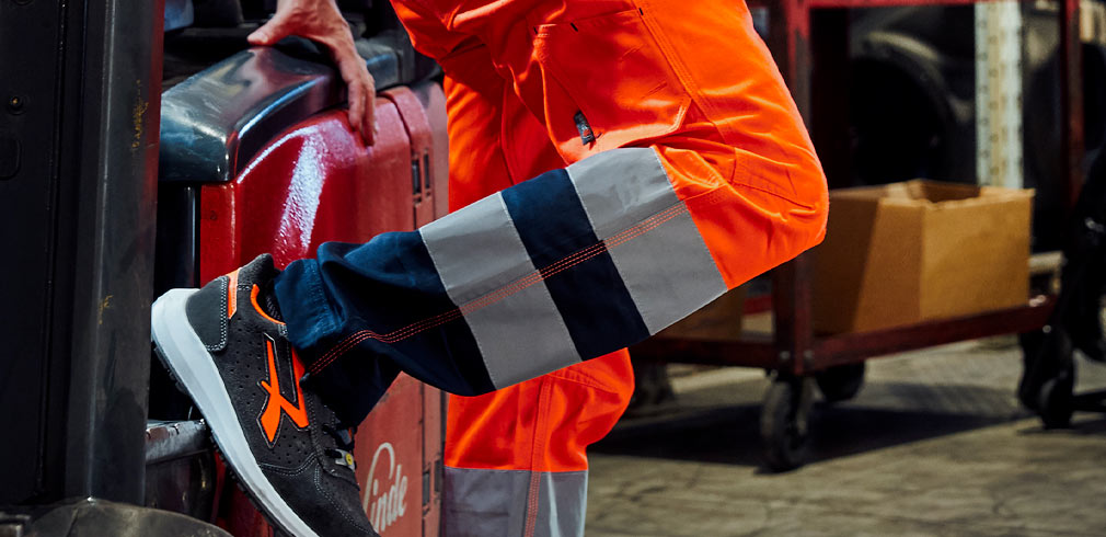 Lavori su strada: professionisti con abbigliamento ad alta visibilità