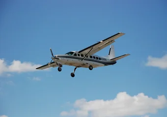 1280px-Airplane_2_Landing_in_Toronto.jpg