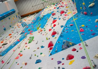 20220724 d hong climbing wall