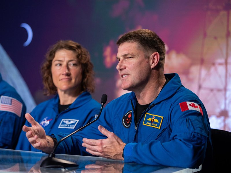 Astronaut Jeremy Hansen van de Canadian Space Agency vertelt over de komende maanmissie op een campusevenement