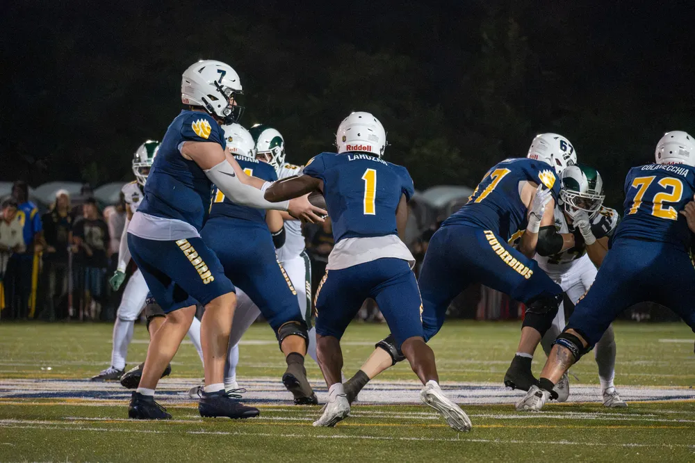 Viotto hands the ball off to Larozar.