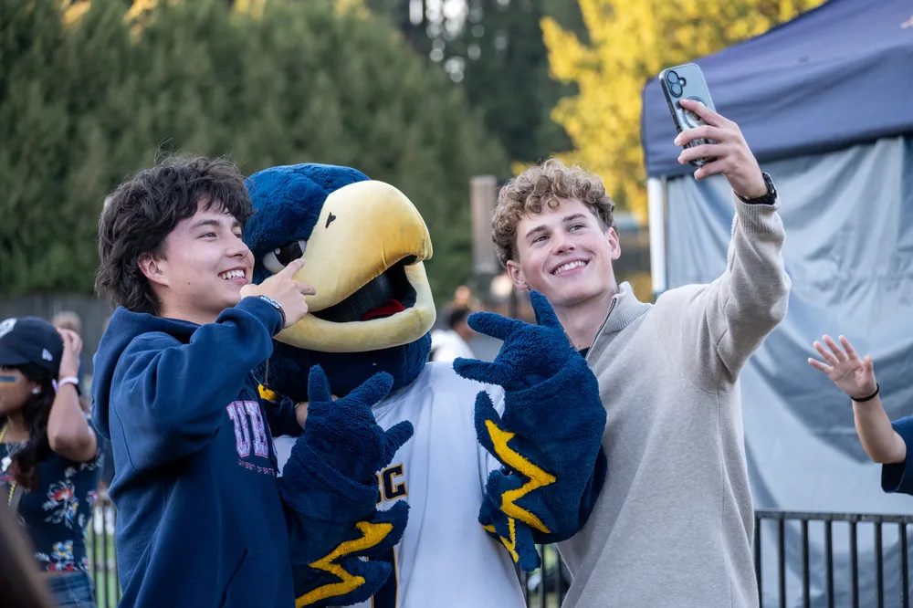 Fans pose for a selfie with Thunder.