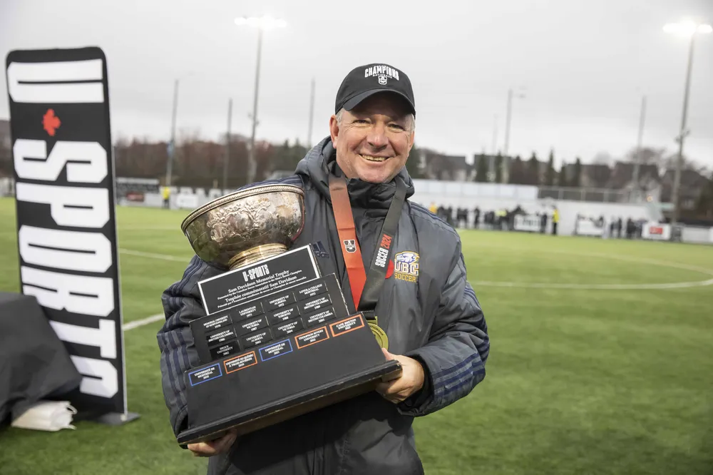 Mosher holds the U Sports championship trophy after winning the title in 2024.