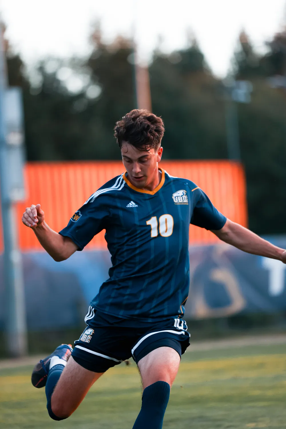 Luke Norman kicks the ball.