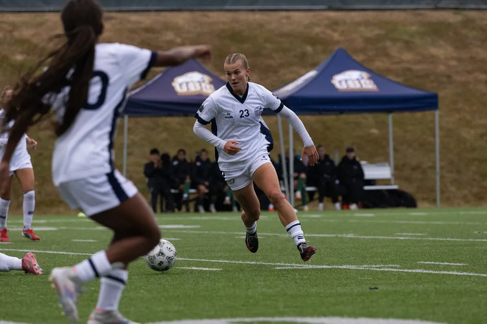 Maddy Norman runs upfield.