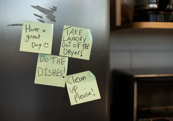 post it notes roommates fridge
