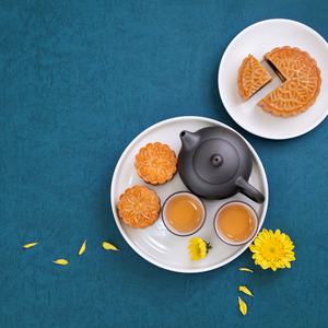 Tea pot and moon cakes