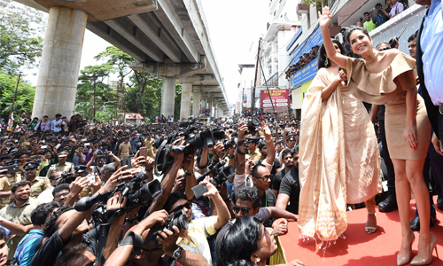 Sunny gets mobbed