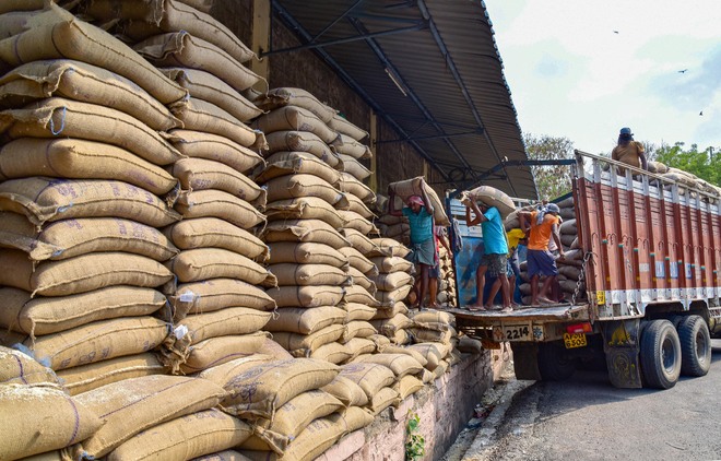 Govt to provide free foodgrains to migrants for two months