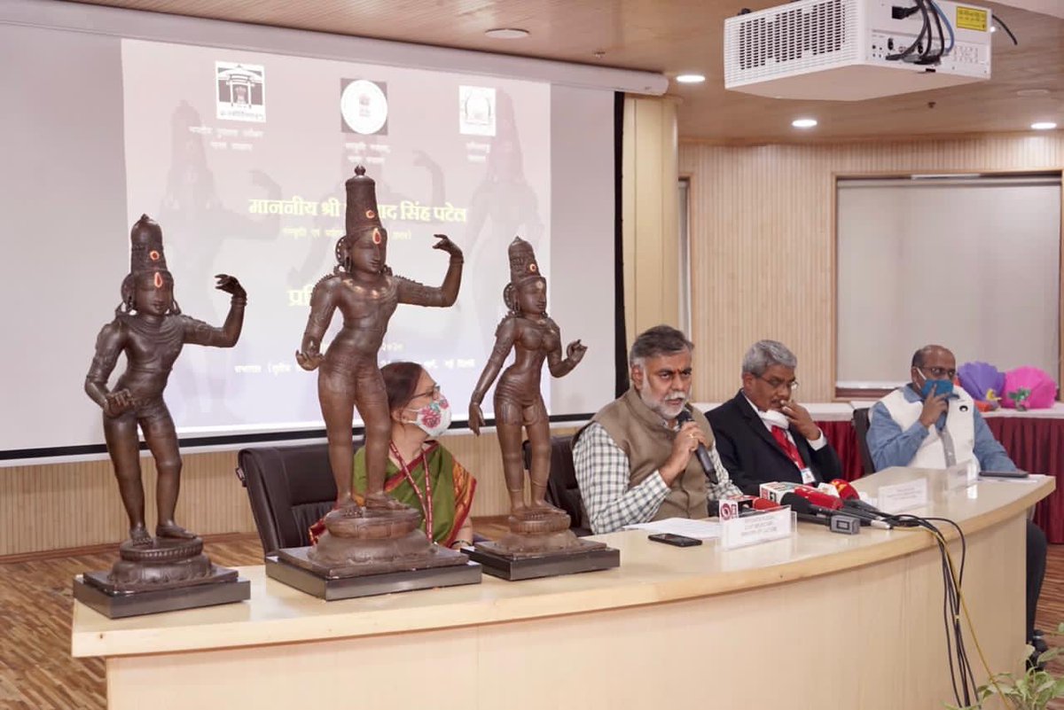 Prahlad Singh Patel hands over  idols of Lord Rama, Lakshmana and Goddess Sita dating back to 13th Century to Tamil Nadu