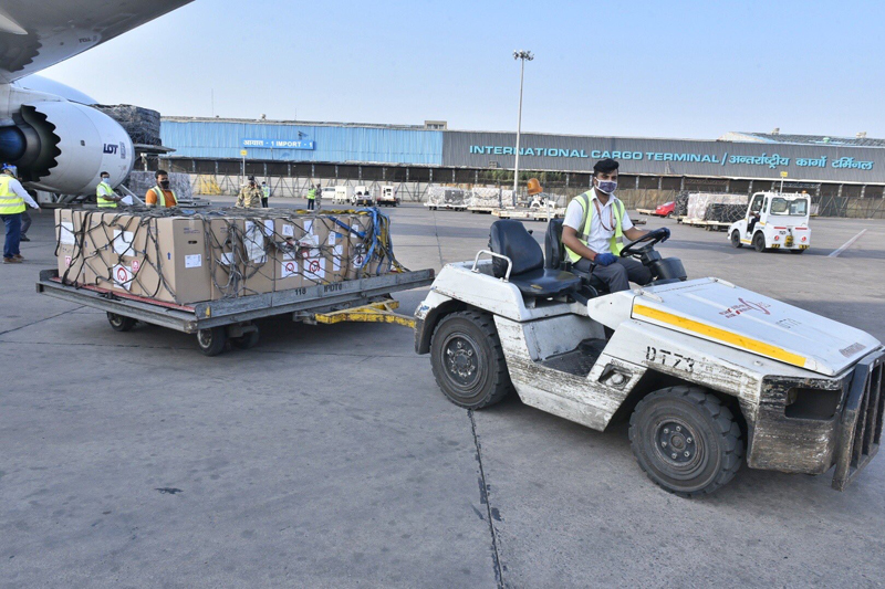 A consignment of 100 oxygen concentrators from #Poland arrived in New Delhi. @MEAIndia thanks EU partner Poland for the support.