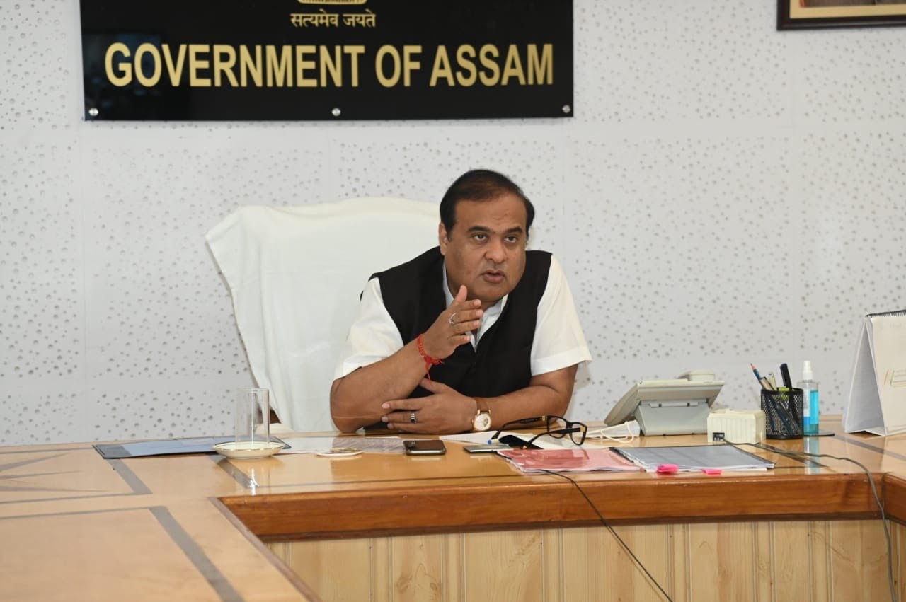 Assam Chief Minister Himanta Biswa Sarma asks all the Deputy Commissioners to put in place a community surveillance system to avert the pandemic spreading from urban to rural areas, in view of the increasing number of #COVID cases.