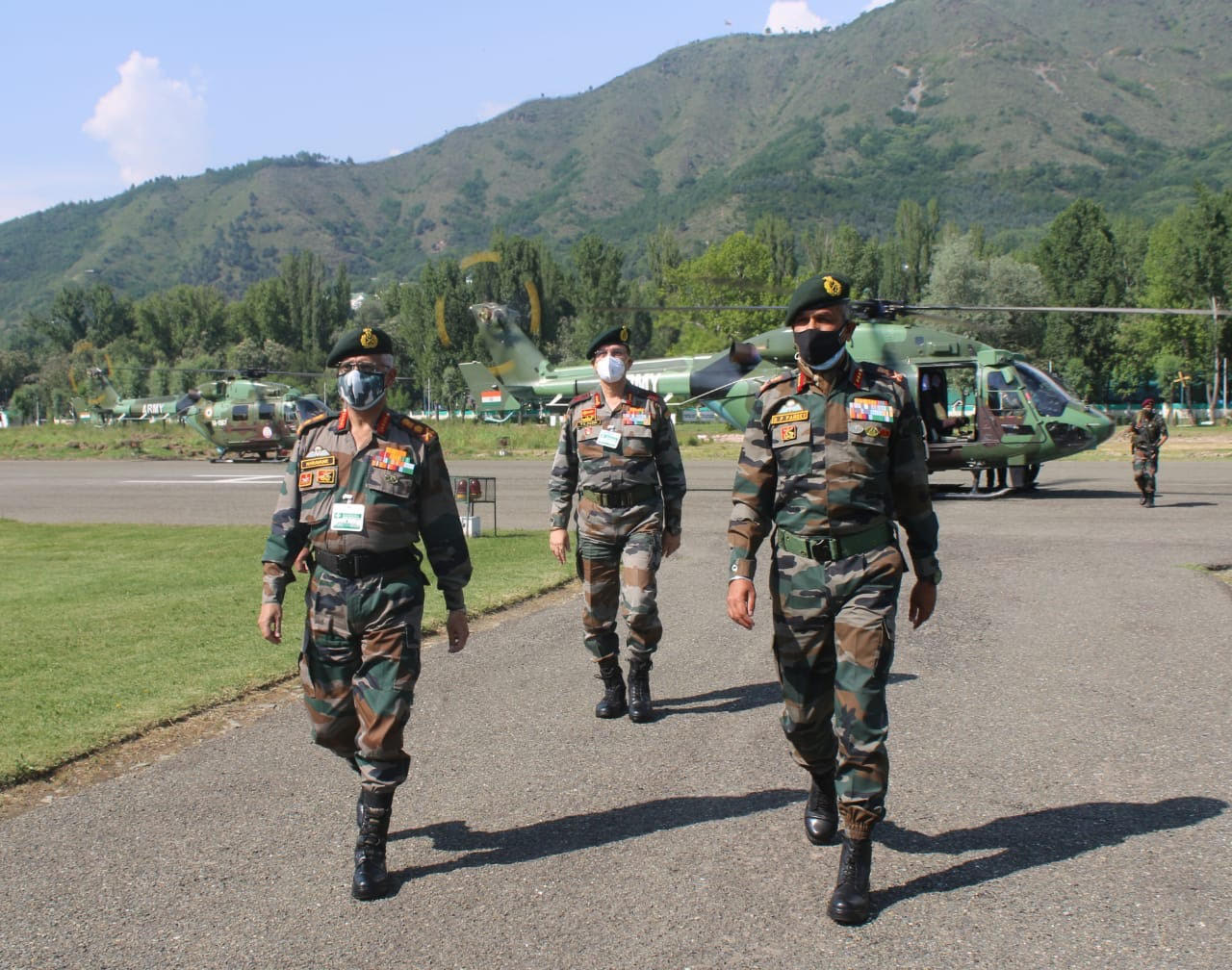 ARMY CHIEF REVIEWS SECURITY IN THE KASHMIR VALLEY