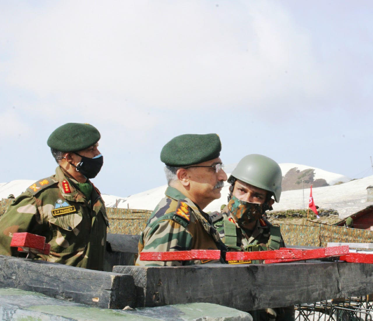 CHIEF OF ARMY STAFF REVIEWS SECURITY ALONG THE LINE OF CONTROL IN KASHMIR