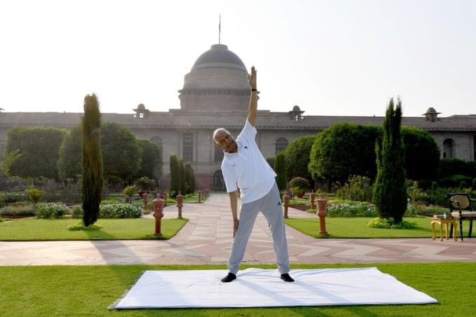 Delhi: President Ram Nath Kovind performed yoga at Rashtrapati Bhavan, on #InternationalDayOfYoga