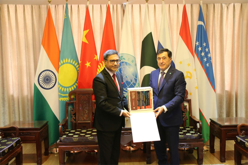 India's Ambassador to China presents translated version of 10 peerless collections of Modern Indian Literature to SCO Secretary General