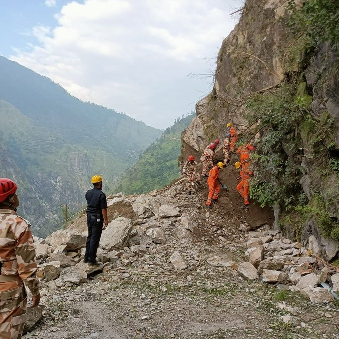 Himachal Pradesh: The death toll in the Kinnaur landslide has increased to 13, while 13 others are reportedly injured.   @ITBP_official  and other agencies are conducting search and rescue operations in the area