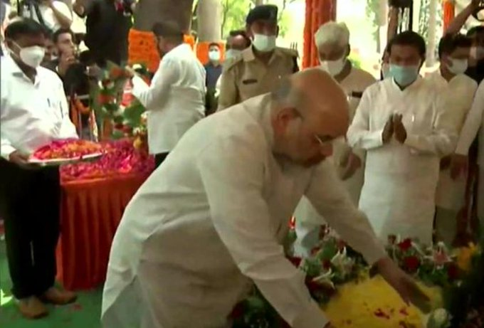 Uttar Pradesh: Union Home Minister @AmitShah pays his last respects to former CM of the state, Kalyan Singh in Atrauli today.