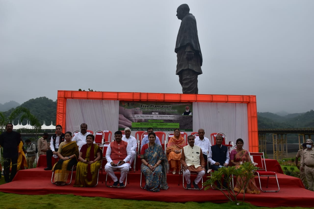 Union Cabinet Minister for Women & Child Development  @smritiirani  inaugurates the national conference with States and Union Territories at Kevadia, Gujarat.  On this occasion, she planted ayurvedic medicinal plants at the Child and Women Empowerment Van near the Statue of Unity.