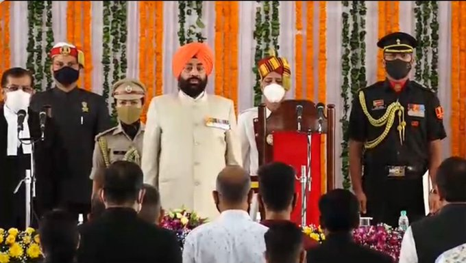 Lieutenant General (retd) Gurmit Singh takes oath as Uttarakhand's new Governor. The oath of office was administered by the Chief Justice of the Uttarakhand High Court Justice RS Chauhan at Raj Bhawan.