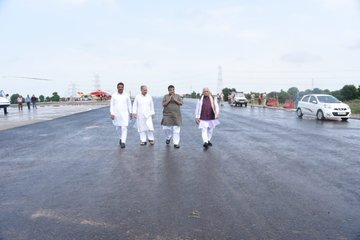 Union Road & Transport Minister @nitin_gadkari reviewed the progress of the Delhi-Mumbai expressway in Sohna, Haryana today. Chief Minister @mlkhattar also attended the review meeting.