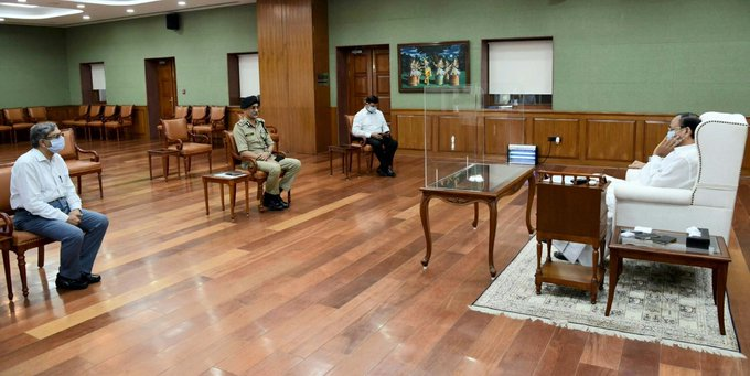 Pankaj Kumar Singh, Director General @BSF_India called on Vice President M. Venkaiah Naidu at Upa Rashtrapati Nivas today.