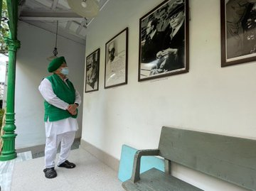 Union Minister for Housing & Urban Affairs  @HardeepSPuri  paid tribute at the ancestral home of revolutionary freedom fighter, & founder of Azad Hind Fauj Netaji Subhas Chandra Bose.