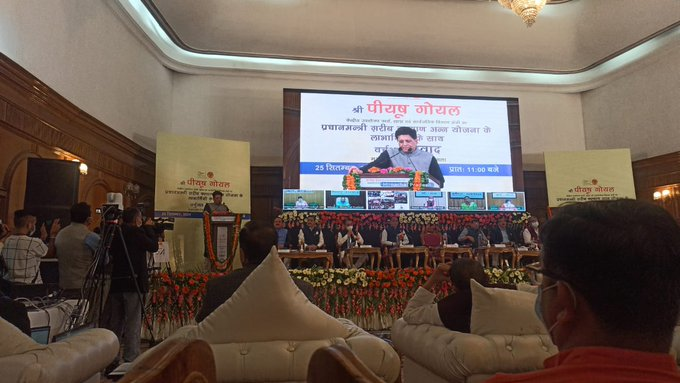 Union Minister  @PiyushGoyal  addresses the beneficiaries of Pradhanmantri Garib Kalyan Ann Yojna in Shimla. He says, country had challenging times during the pandemic, but now India is on the path of recovery and rapid growth.