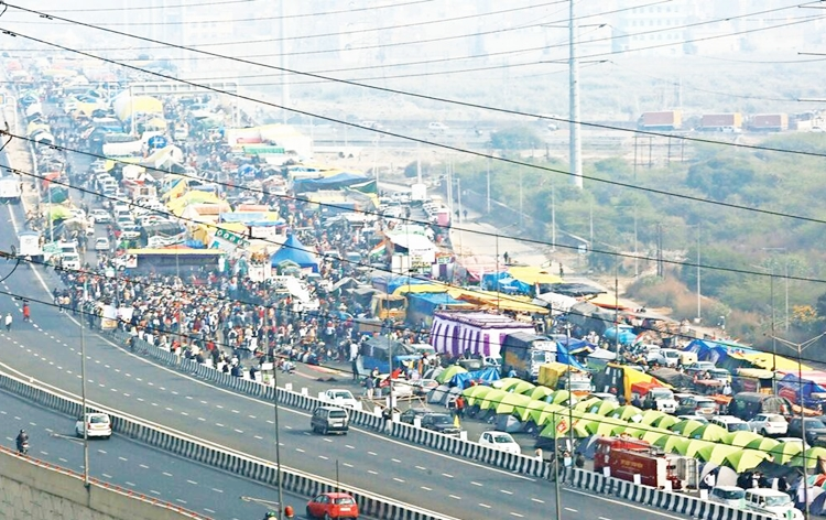 SC expresses displeasure over prolonged blockade of highways in connection with farmers' protest; asks govt to implement laws to clear traffic