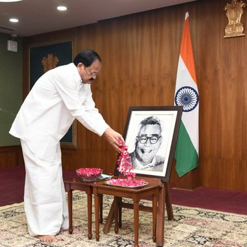 Vice President @ MVenkaiahNaidu  pays tribute to socialist & iconic freedom fighter Ram Manohar Lohia on his Punya Tithi today. 