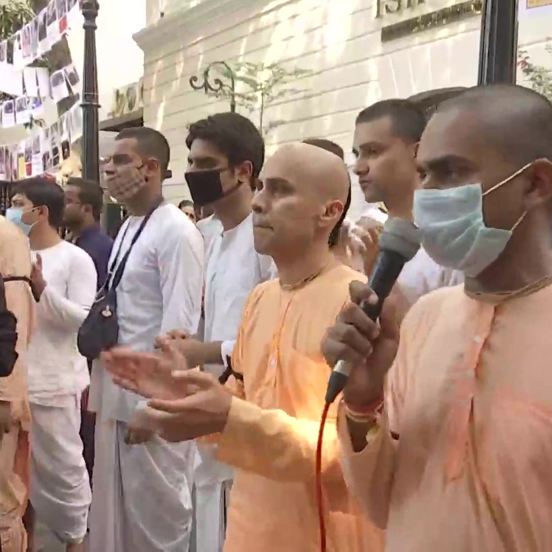 West Bengal: ISKCON devotees continue their protest in Kolkata following the incident where an ISKCON temple in Noakhali, Bangladesh was vandalised & a devotee killed by a mob on Oct 16. ISKCON has called a worldwide protest at about 700 ISKCON temples across 150 nations today.
