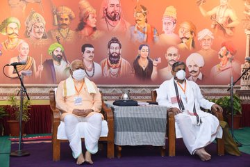 Karnataka| RSS Chief Mohan Bhagwat & Gen Secy Dattatreya Hosabale take part in the meeting of the all-India executive board of the Rashtriya Swayamsevak Sangh being held at Dharwad. A proposal to be passed on issue of recent attacks on Hindus in Bangladesh during the meeting: RSS