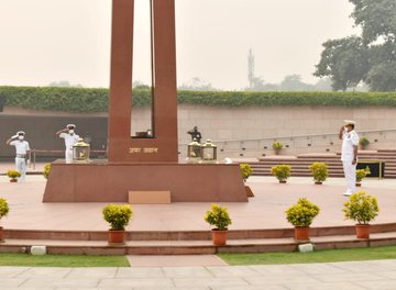 Admiral Moe Aung, C-in-C, Myanmar Navy laid wreath and paid homage to martyrs of Indian Armed Forces at National War Memorial today.