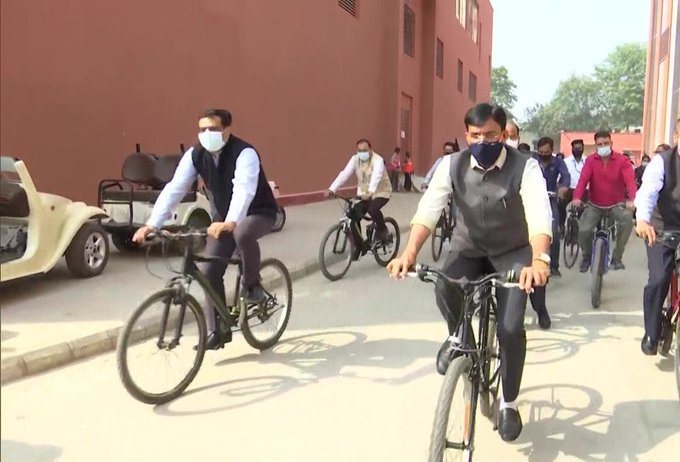 Union Health Minister @mansukhmandviya cycles to the Health Pavilion at Hall 11, Pragati Maidan in New Delhi. The Union Minister will inaugurate the Health Pavilion at India International Trade Fair, 2021.