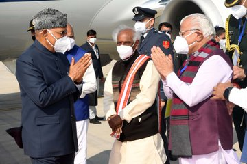 President Ram Nath Kovind being received by Governor of Punjab Banwarilal Purohit, Governor of Haryana Bandaru Dattatreya and Chief Minister of Haryana Manohar Lal Khattar on his arrival at Chandigarh today.