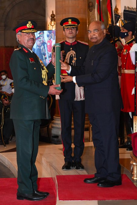 President Ram Nath Kovind presents Param Vishisht Seva Medal to Lt. General Saranjeet Singh, UYSM, YSM, The Infantry (Retired).