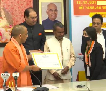 UP CM  @myogiadityanath  presents scholarships & virtually interacts with students in Lucknow. I'm glad to disburse scholarships worth Rs 458.66 crores to 12,17,631 students. UP govt will try to transfer the scholarship amount to the rest of the students by Jan 26, he said.