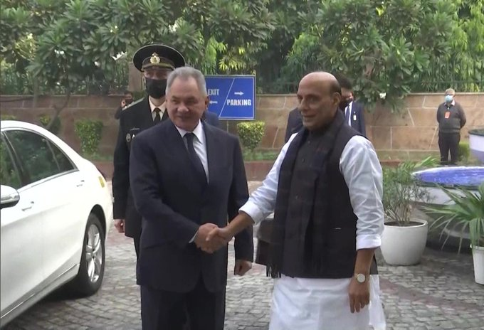 Defence Minister @rajnathsingh receives Russian Defence Minister Sergey Shoigu at Sushma Swaraj Bhawan. The two leaders will take part in the first 2+2 ministerial dialogue between India and Russia today.