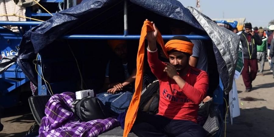 Farmers lifting tents at Singhu border, Delhi